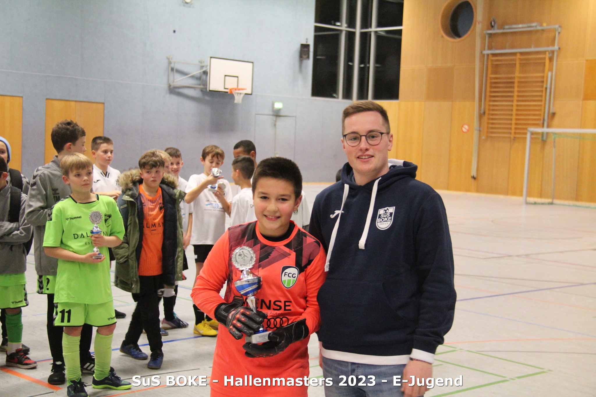 Julian Kirchhelle überreicht dem Torwart des FC Gütersloh den Siegerpokal des E-Jugend-Turniers.
